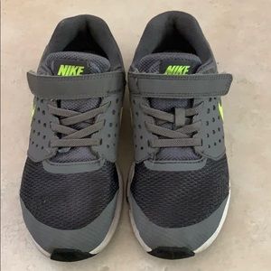 Nile boy sneaker size 1Y